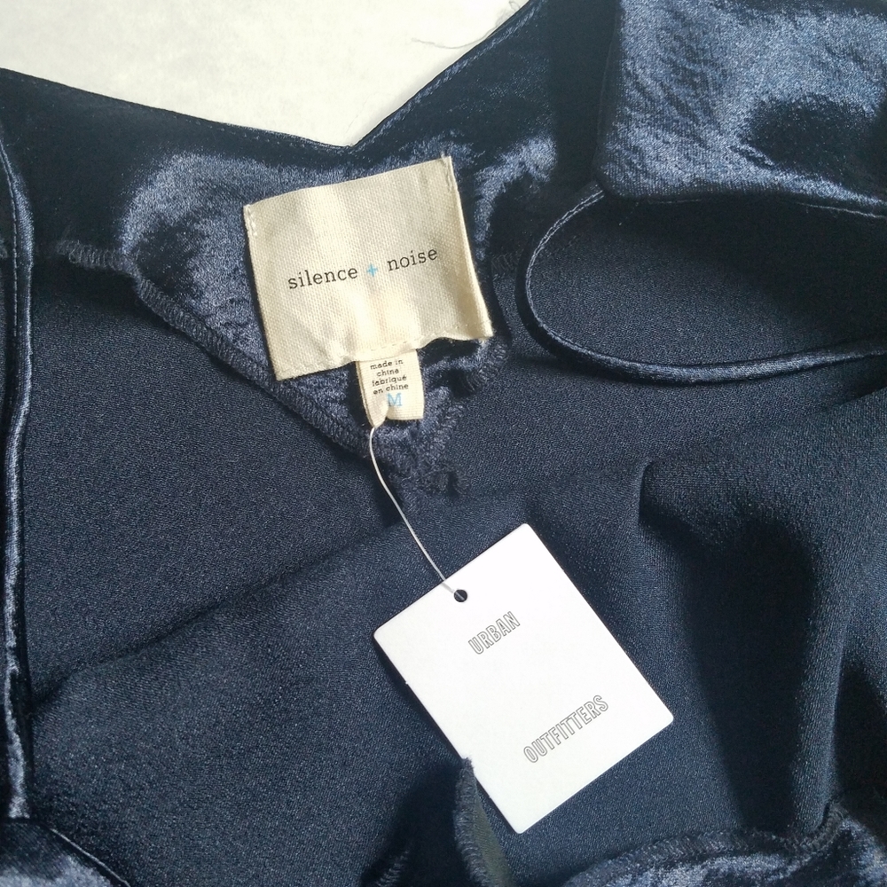 NWT Silence & Noise UO off shoulder silky top - Picture 4 of 5